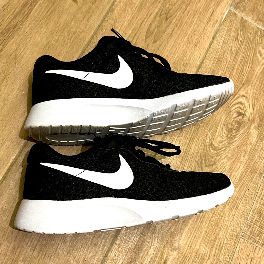 Nike Tanjun Black Athletic Sneakers Casual Walking Tennis Shoes 5.5
